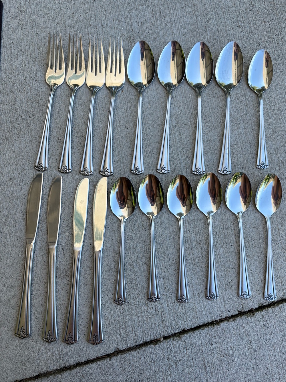 19 PIECE STAINLESS STEEL JAPAN FLATWARE SET W/ STAR DESIGN